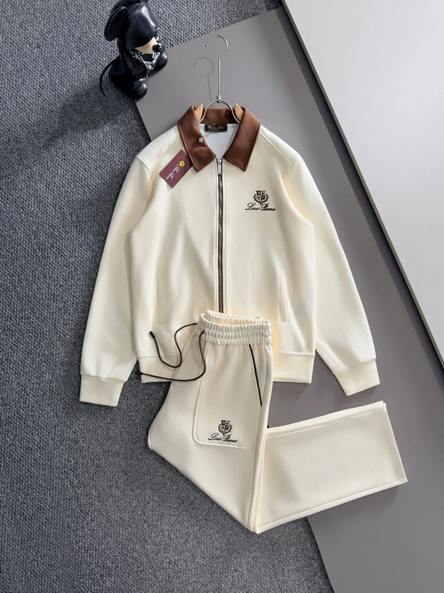 🛫🛫🛫High version Loro Piana 26ss customized top-quality fabric new jacket casual pants, ribbon letter embroidery stitching new show products‼ The product is in perfect condition, comfortable and warm, complete with three labels, full and attractive color, very outstanding design, customized hardware accessories can easily enhance the fashion sense, the workmanship is extremely elegant and rigorous, and the wiring is neat and meticulous! A masterpiece from a famous designer! The upper body does not look bloated and is super handsome! Sizes：M～XXXL